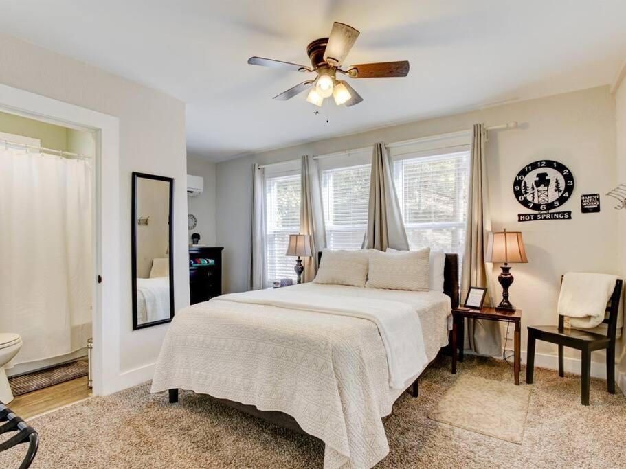 Cedar Blossom Bungalow Is A Cozy Getaway With A 5 Minute Walk To Downtown! ホット・スプリングス エクステリア 写真