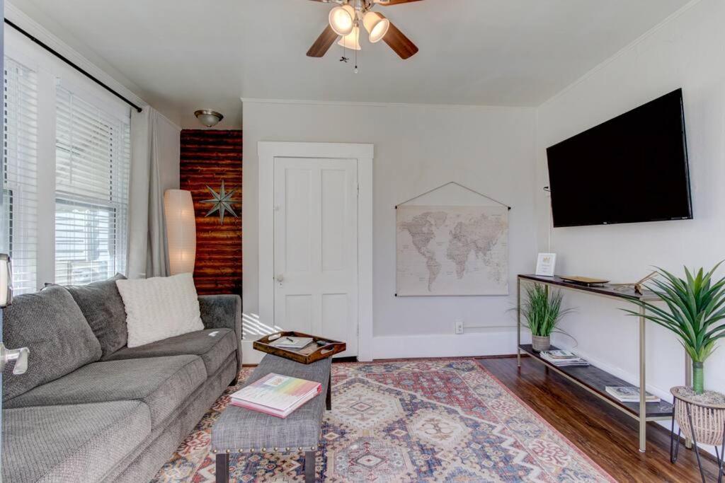 Cedar Blossom Bungalow Is A Cozy Getaway With A 5 Minute Walk To Downtown! ホット・スプリングス エクステリア 写真