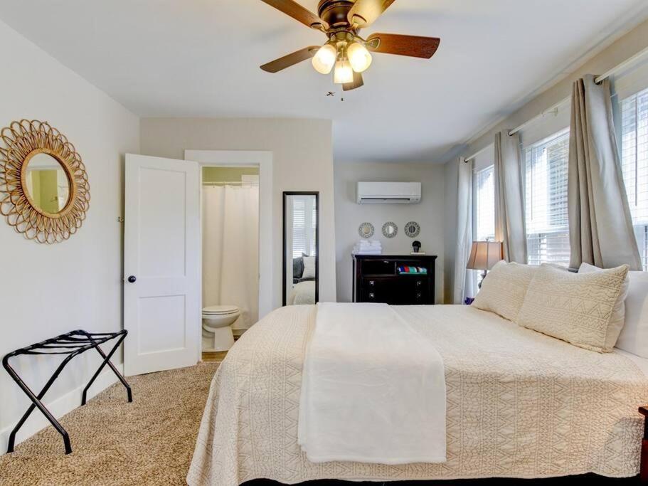 Cedar Blossom Bungalow Is A Cozy Getaway With A 5 Minute Walk To Downtown! ホット・スプリングス エクステリア 写真
