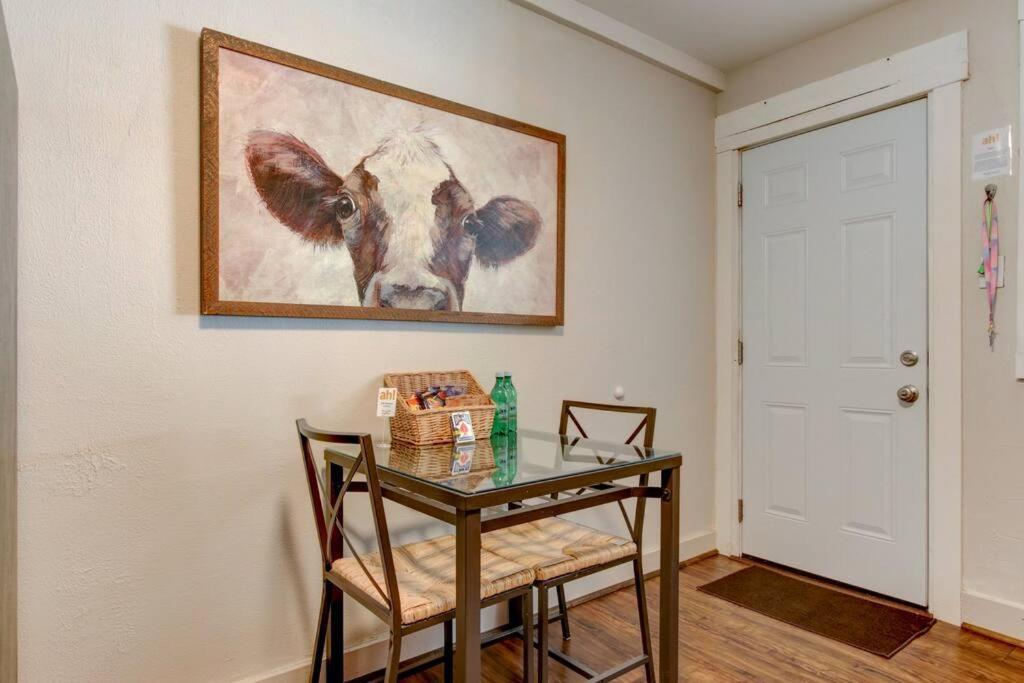 Cedar Blossom Bungalow Is A Cozy Getaway With A 5 Minute Walk To Downtown! ホット・スプリングス エクステリア 写真