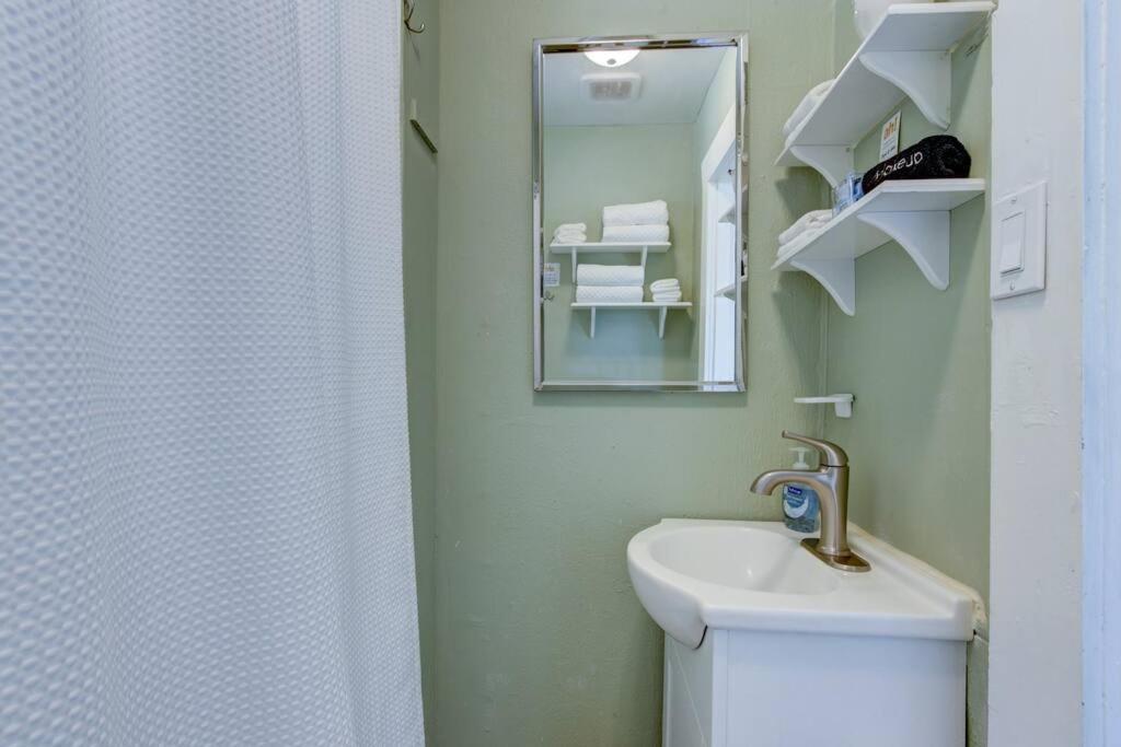 Cedar Blossom Bungalow Is A Cozy Getaway With A 5 Minute Walk To Downtown! ホット・スプリングス エクステリア 写真
