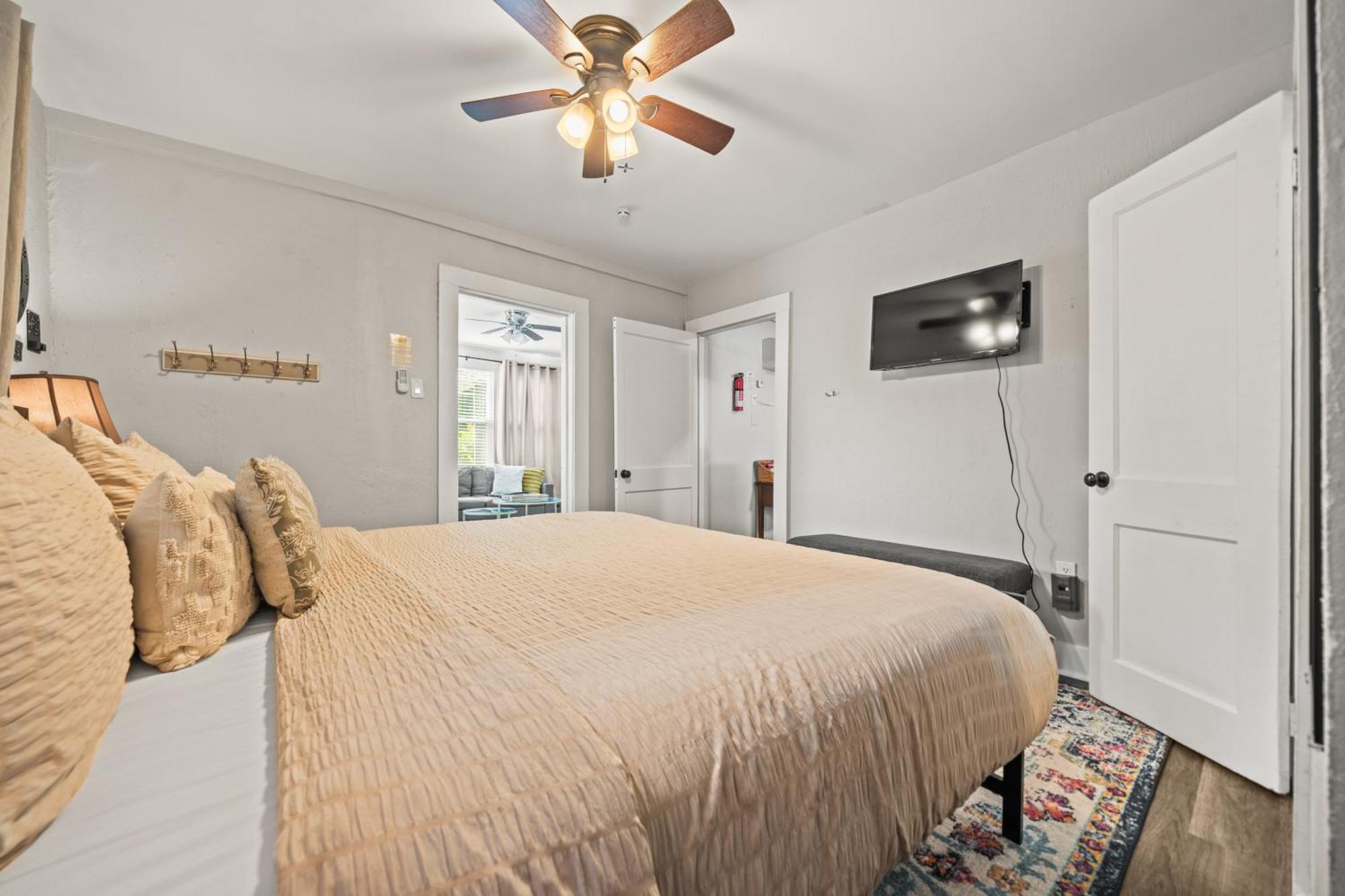 Cedar Blossom Bungalow Is A Cozy Getaway With A 5 Minute Walk To Downtown! ホット・スプリングス エクステリア 写真