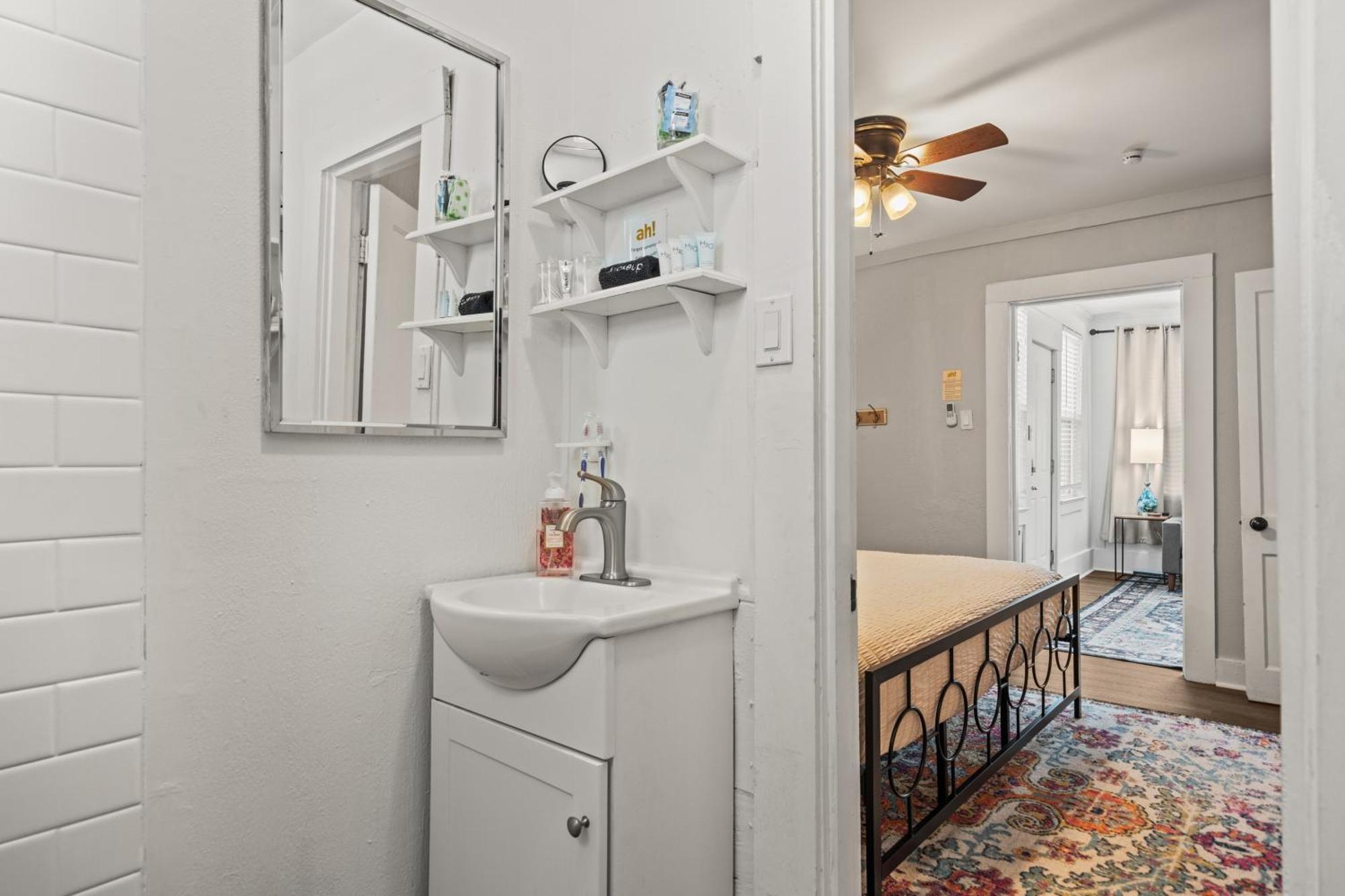 Cedar Blossom Bungalow Is A Cozy Getaway With A 5 Minute Walk To Downtown! ホット・スプリングス エクステリア 写真